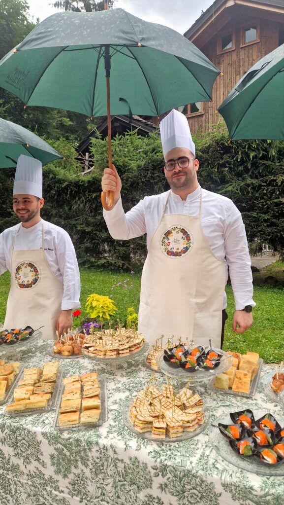 Festa trentesimo anniversario Auberge de la Maison con ombrelli