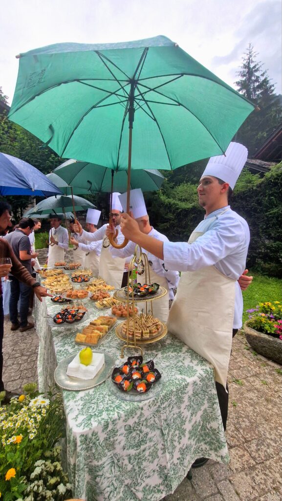 Festa trentesimo anniversario Auberge de la Maison con ombrelli