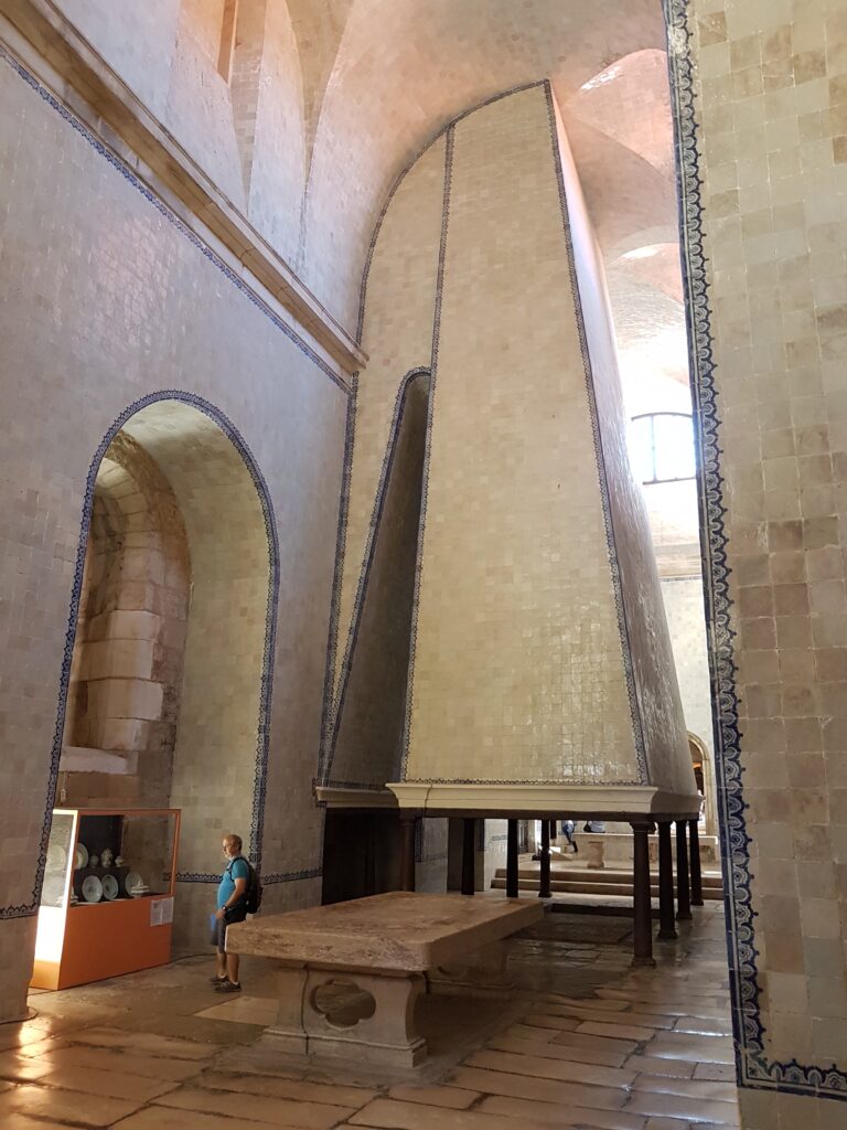 Antica cucina con grandi camini in pietra del Monastero di Alcobaça