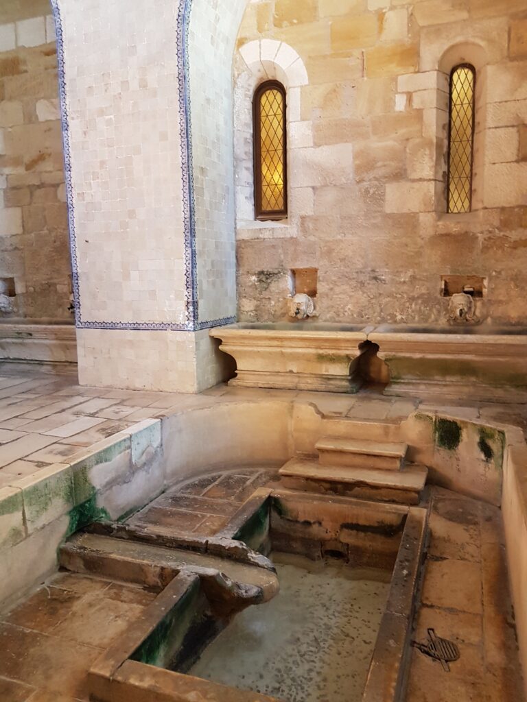 Antica cucina con grandi camini in pietra del Monastero di Alcobaça