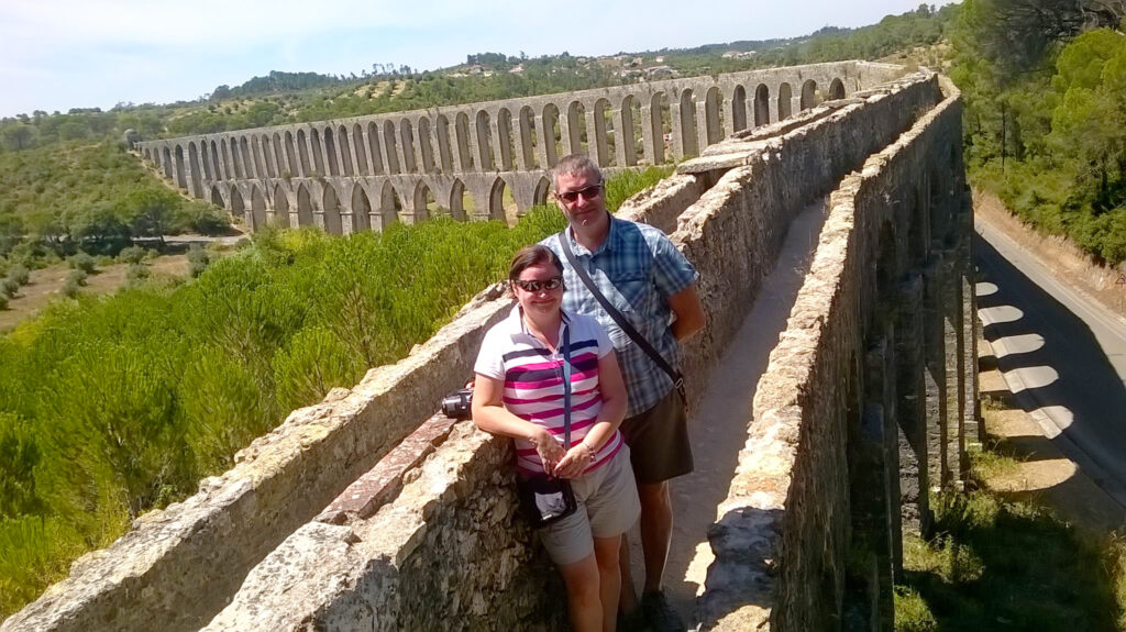 acquedotto medievale di tomar in portogallo