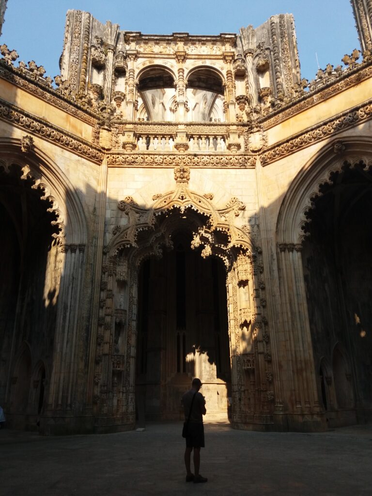 Cappelle Incompiute a cielo aperto in stile manuelino nel Monastero di Batalha