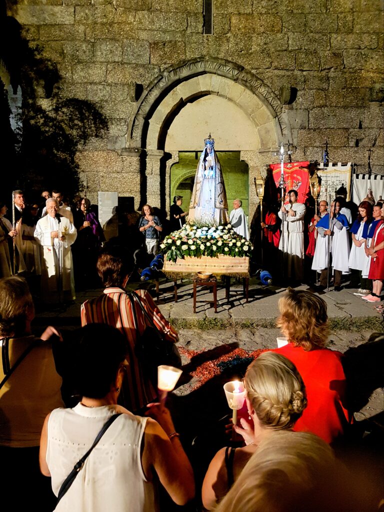 processione delle candele per assunzione a guimaraes