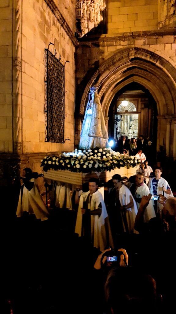 processione delle candele per assunzione a guimaraes