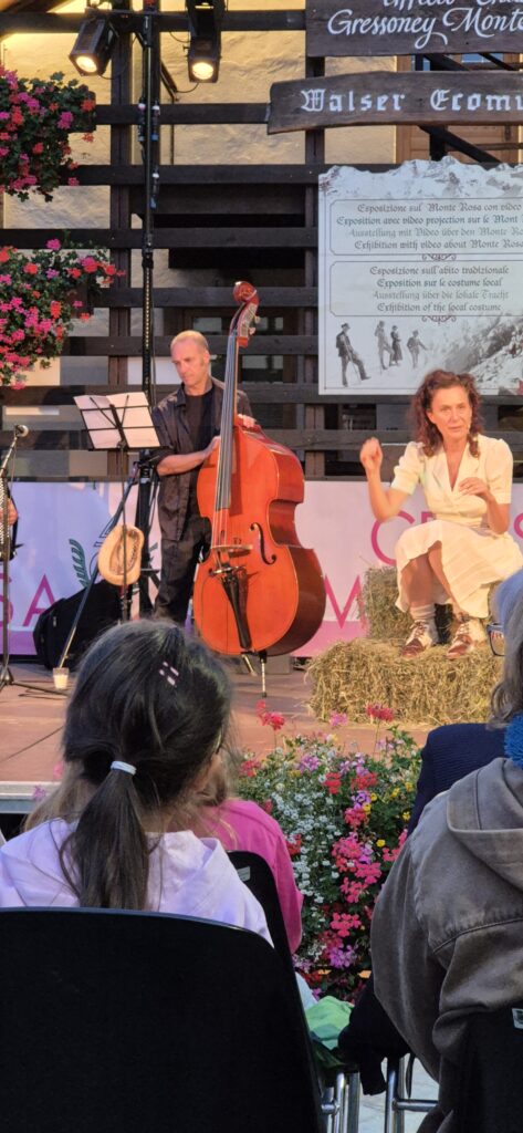 Spettacolo Le mucche ballerine di Alessandra Celesia in Piazza Tache a Gressoney-La-Trinité
