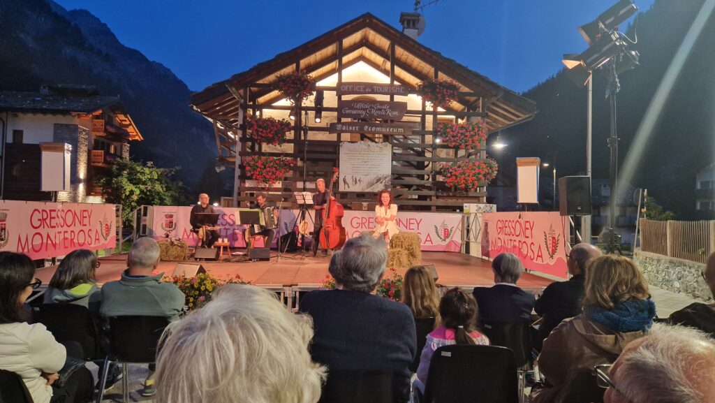 Spettacolo Le mucche ballerine di Alessandra Celesia in Piazza Tache a Gressoney-La-Trinité