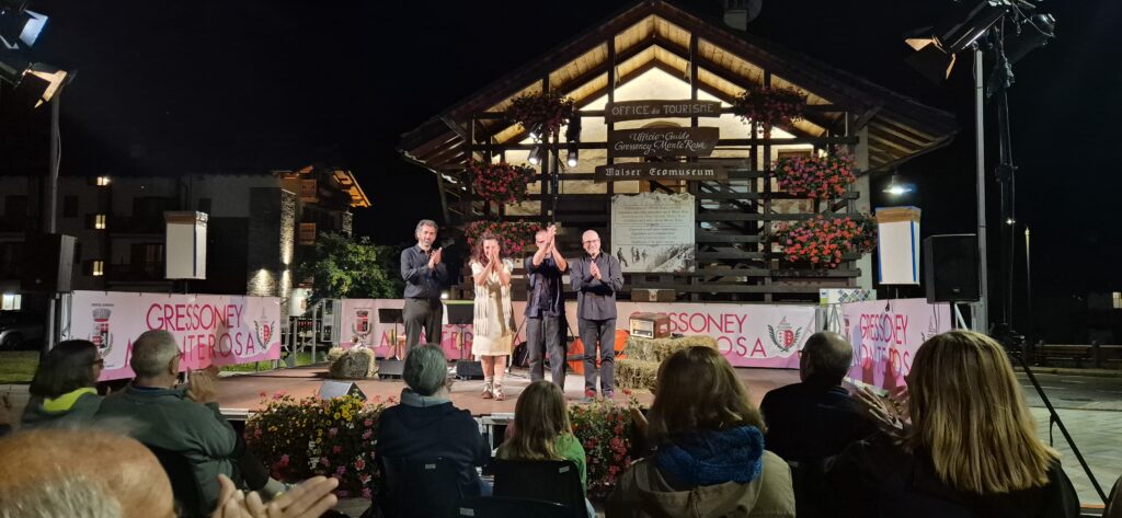 Spettacolo Le mucche ballerine di Alessandra Celesia in Piazza Tache a Gressoney-La-Trinité