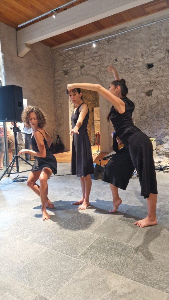 Esibizione del Combin trio e di danza contemporanea di Sophie Borney al Castello di Ussel al tramonto