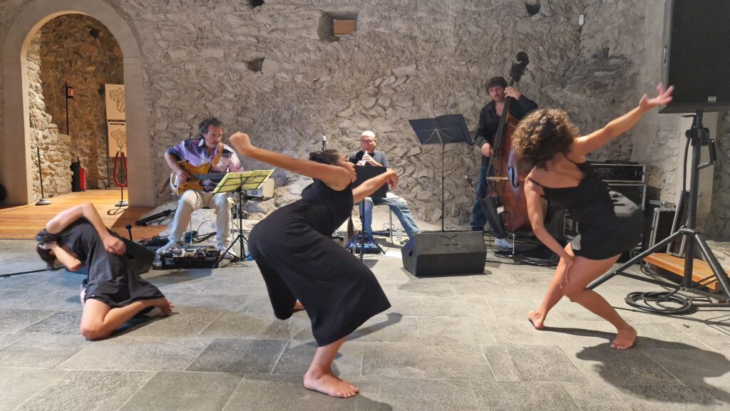 Esibizione di danza contemporanea di Sophie Borney al Castello di Ussel al tramonto