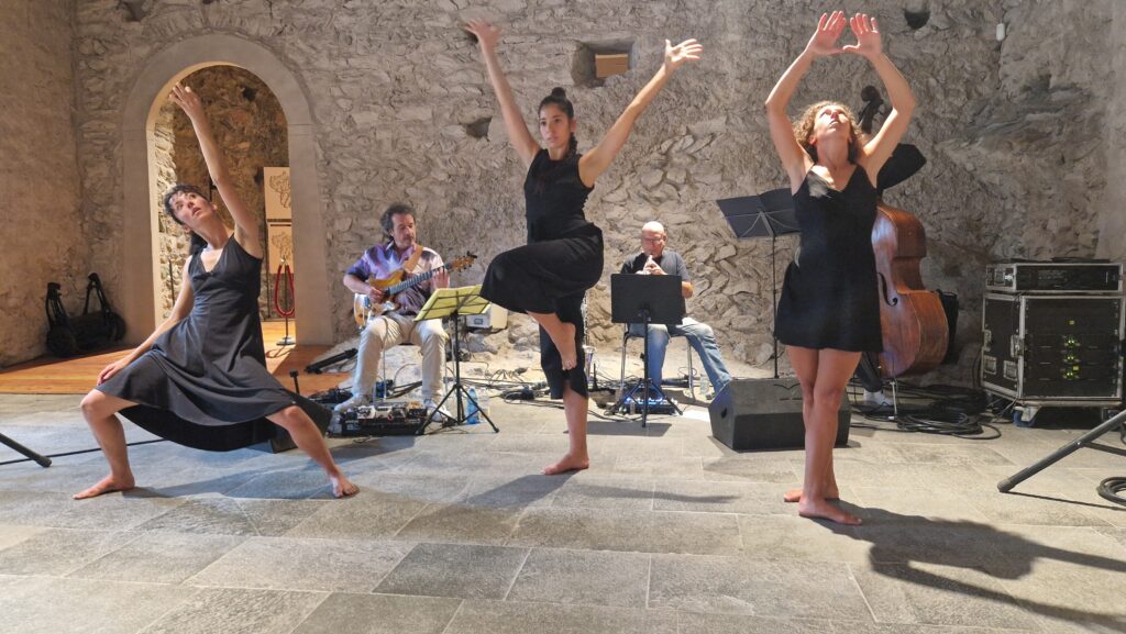 Esibizione di danza contemporanea di Sophie Borney al Castello di Ussel al tramonto