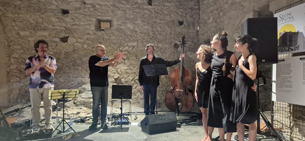 Esibizione di danza contemporanea di Sophie Borney al Castello di Ussel al tramonto