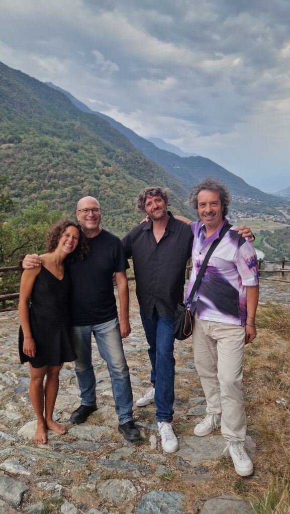 Esibizione del Combin trio e di danza contemporanea di Sophie Borney al Castello di Ussel al tramonto