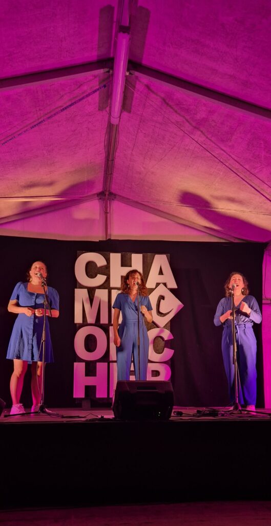 Concerto a cappella del Trio Ascolta nella Pineta Chardonney a Champorcher Valle d'Aosta