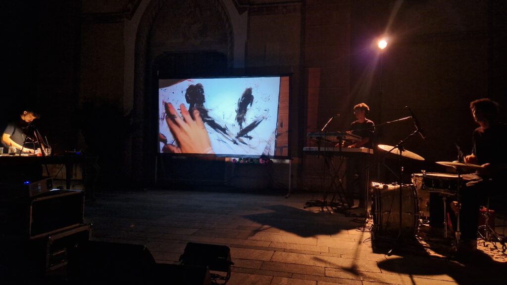 Concerto disegnato Io sono invisibile del Complesso Polar a Torgnon