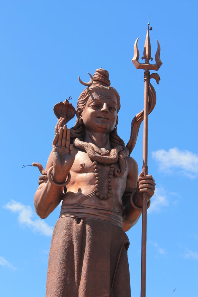 statua dio shiva e tempio induista a grand bassin mauritius