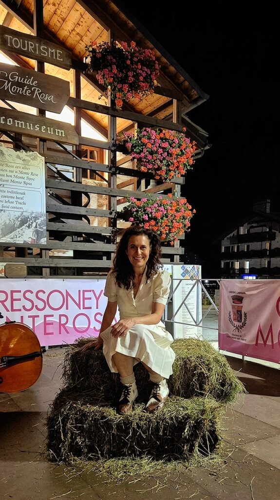 Spettacolo Le mucche ballerine di Alessandra Celesia in Piazza Tache a Gressoney-La-Trinité